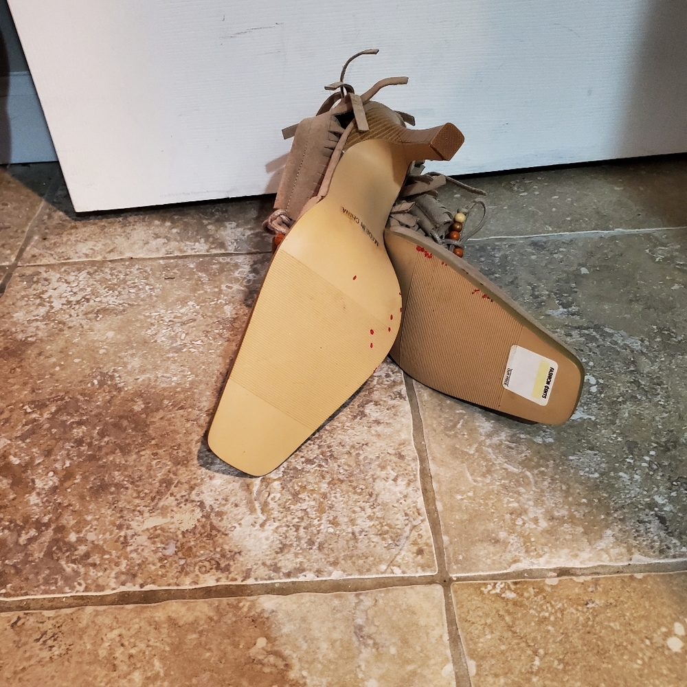 Heels - Picture 3 of 4